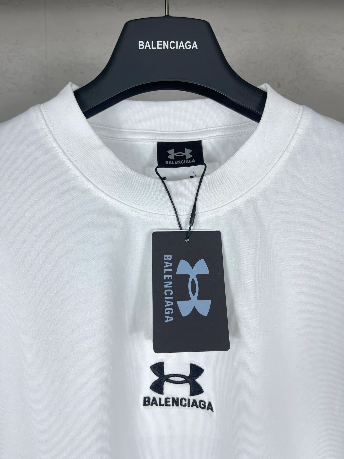 【 . Quality】BALENCI*GA/ Under Armour T # SS 24 New Arrival。 ， 。 。 ZP 。 260 ， . ， 。 。Classic LOGO ， ， ， 。 . 。 OS . Same Style ：BL 223372 ：Black，Red，White Size：XS S M L